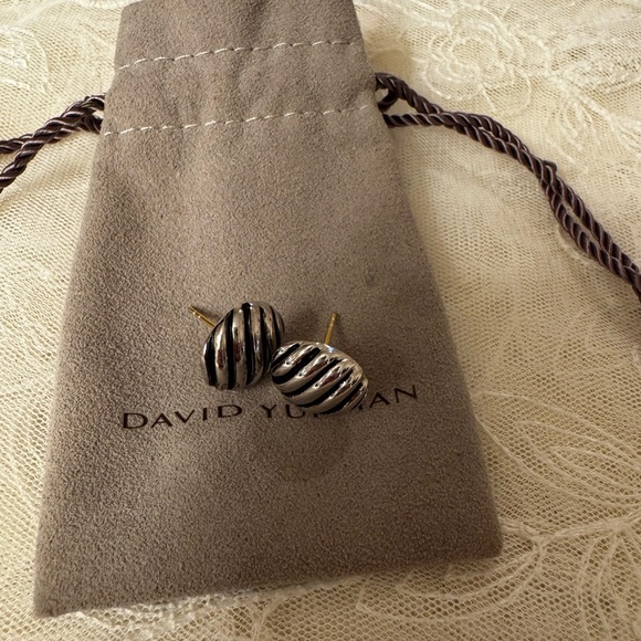 David Yurman Classic sculpted Stud earrings - Picture 8 of 12